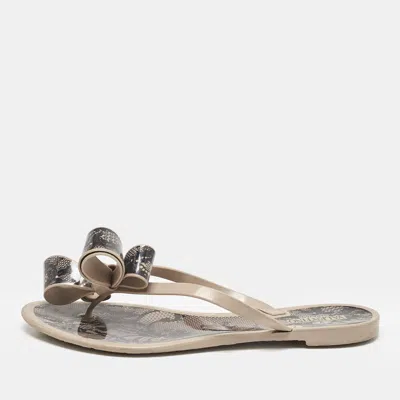 Pre-owned Valentino Garavani Beige/black Pvc And Mesh Print Thong Flat Sandals Size 40